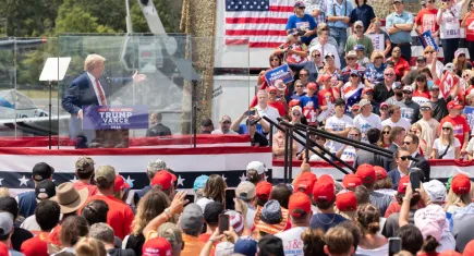 Trump ilk mitingini kurşungeçirmez camın arkasında yaptı