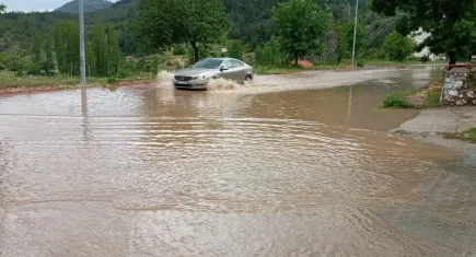 Konya'da sağanak yağış seli beraberinde getirdi
