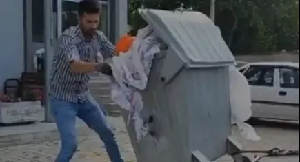 Kızgın vatandaş çöpleri belediyenin önüne boşalttı
