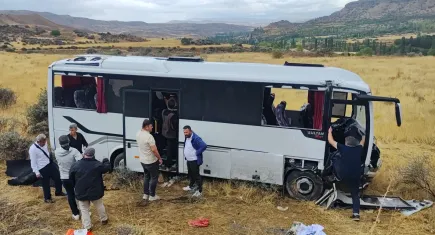 Düğüne giderken az kalsın ölüyorlardı: Sivas'ta düğüncüleri taşıyan midibüs devrildi