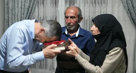 İçişleri Bakanı Ali Yerlikaya, beraberindeki heyet ile şehit polis Soner İdil’in ailesini ziyaret etti