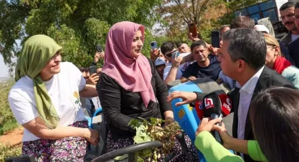 CHP’li belediye başkanı eşini çiftçi diye tanıttı