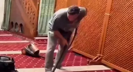 Futbolu bırakan Mesut Özil'den cami temizliği