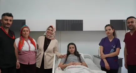 Genç hastanın karaciğerlerinde oluşan 10 santimlik kist kapalı ameliyat ile giderildi