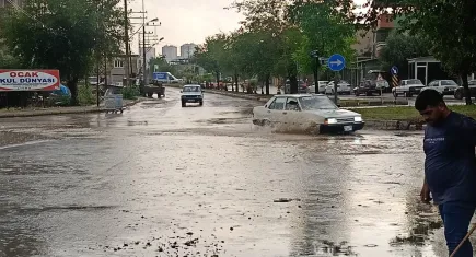 Adana'da 1 saatlik yağmur sokakları göle çevirdi