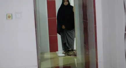 Kanalizasyon taştı... Yaşlı çiftin evini lağım suyu bastı
