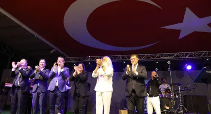 Özgür Özel Suavi konserine katıldı