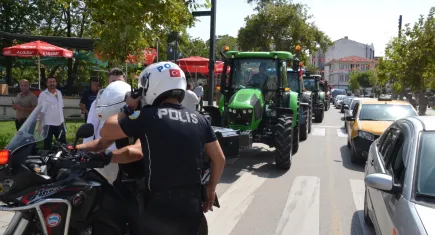 Keşan’da konvoy halinde şehir içine izinsiz giren traktörleri polis durdurdu
