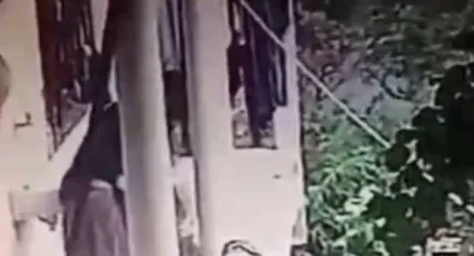 2 yaşındaki torununu balkondan atmıştı: Üvey babanne tutuklandı