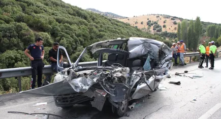 Manisa’da ölümlü kaza: Otomobil tıra arkadan çarptı