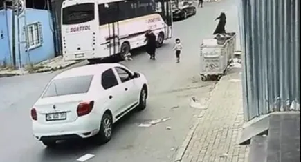 Servis minibüsü 4 yaşındaki çocuğu ezdi!