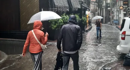 Yağmura Taksim Meydanı’nda yakalanan vatandaşlar ne yapacağını şaşırdı