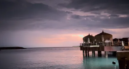 Antalya'da şimşekler geceyi gündüze çevirdi