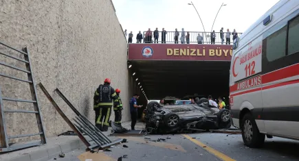Denizli'de kaza: Otomobil metrelerce yükseklikten düştü