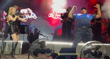 Derya Uluğ konserinde eğlenceli dakikalar: Dans eden zabıtayı sahneye çıkardı!