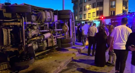 İstanbul’da feci kaza: Kamyonet devrildi, 3 çocuk demirlerin altında kaldı