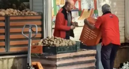 Pendik’teki israf kameralara yansıdı: Kasa kasa patatesi çöpe döktüler