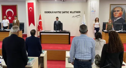 Bayraklı Meclisi'nde gergin anlar: AK Partili meclis üyeleri salonu terk etti