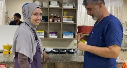 Babasının çalıştığı hastaneye doktor olarak atandı