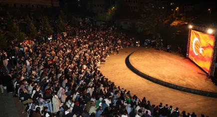 Gülen Gözler'i açık havada izlediler