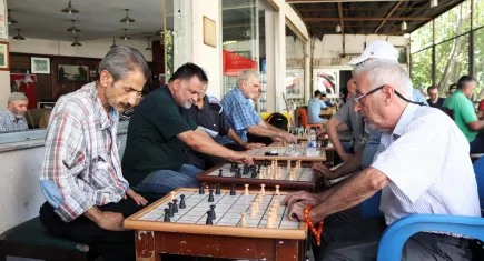 İzmir haber: O kıraathanede dedikodu değil zeka oyunu dönüyor