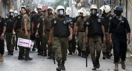 Pakistan'da tansiyon yükseldi: Ordu sokağa indi