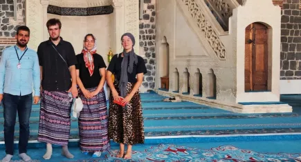 Diyarbakır'da yabancı turistler etek giydi