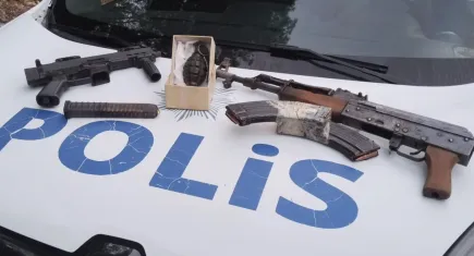 İzmir haber: El bombası ve silah gömerken yakalandılar