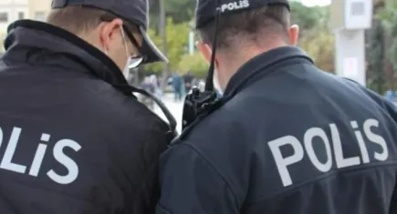 Eşini, çocuğunun gözü önünde defalarca bıçakladı