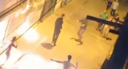 Babasının evine sığınan eşine molotofla saldırdı