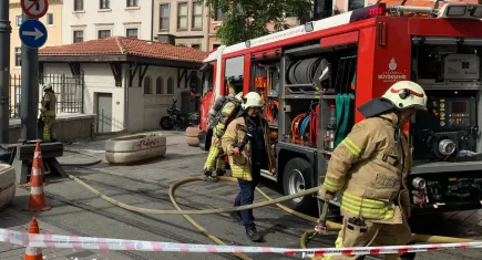 Beyoğlu Belediyesi’nin önünde şiddetli patlama