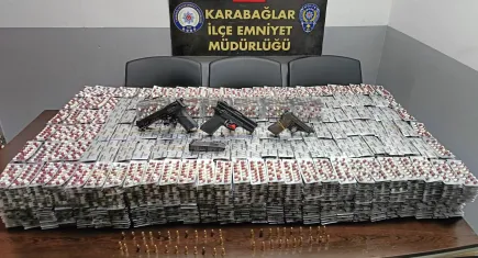 İzmir haber: Zehir taciri baba-oğul evlerinde enselendi