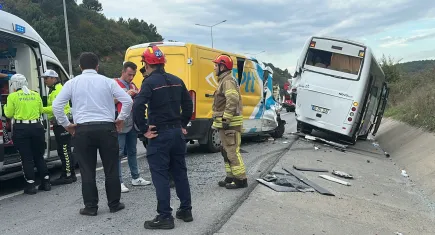 PTT aracı ile servis minibüsü kaza yaptı: Yaralılar var