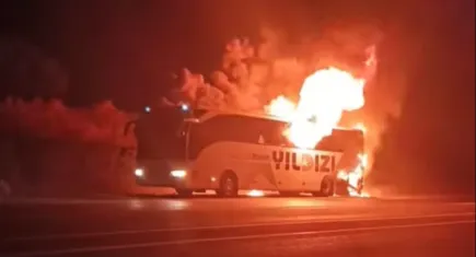 Seyir halindeki otobüs alev topuna döndü