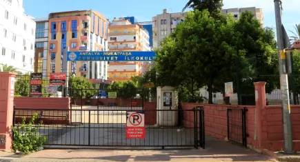 Antalya'da bir okulun önünde uygunsuz hareketler