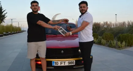 Böyle takas görülmedi:  Telefon ile otomobili takas ettiler