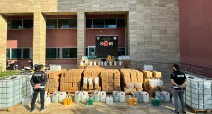 Sahte içki operasyonu: Piyasaya sürülmeye hazır tonlarca kaçak içki ele geçirildi!