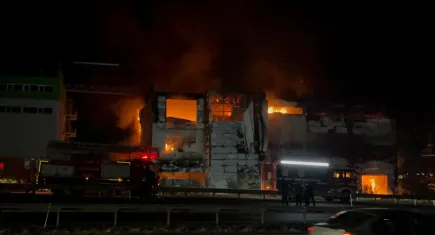 Tekirdağ'da alevler gökyüzünü aydınlattı: Kozmetik fabrikasında yangın