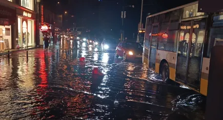 Bursa sele teslim oldu: Yollar göle döndü
