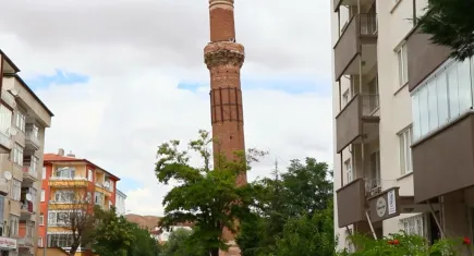 Camiler ve köprüler yıkıldı ama o 800 yıldır dimdik ayakta