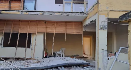 Hasarlı bina çöktü: Baba ve oğlu yaşamını yitirdi