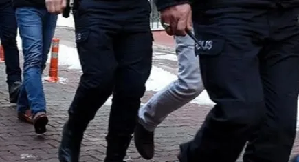 Erkekleri kandırarak kızlarla buluşturan  çeteye operasyon!
