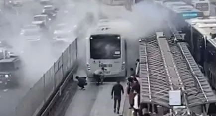 Metrobüsten çıkan dumanlar paniğe neden oldu!