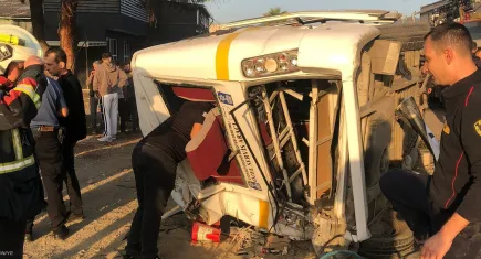 Petrol tankeri ile işçi servisi çarpıştı: 11 yaralı