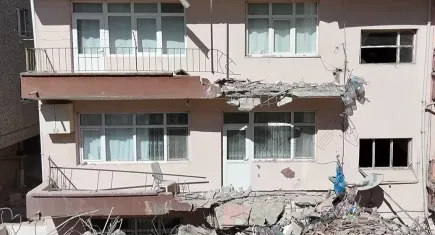 Kontrollü yıkım faciaya sebep oluyordu: 8 kişi son anda kurtuldu!