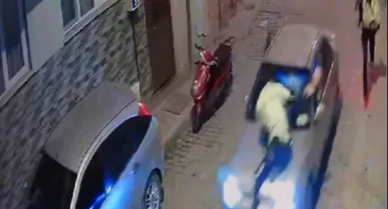 İzmir'de bir sürücü dur ihtarına uymadı! Polisi kaputta 300 metre götürdü