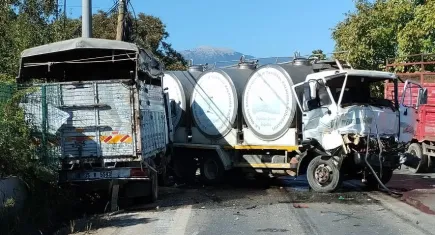 İzmir haber: 2 kamyon kafa kafaya çarpıştı