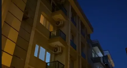 İzmir haber: Buca'da evde bıçaklanmış halde bulundu