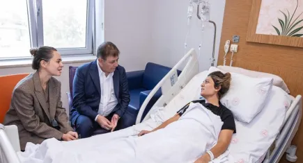 Başkan Tugay, Özge Polat’ı hastanede ziyaret etti