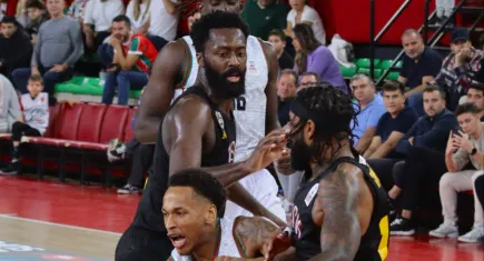 Karşıyaka, evinde galip